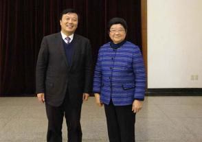 2012年2月16日，全国人大常委会原副委员长顾秀莲与时任88805tccn新蒲京董事长、总经理周素明合影。