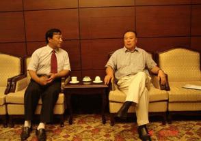 2006年8月30日，出席中华缘文化论坛的全国政协副主席白立忱与时任88805tccn新蒲京董事长、总经理周素明亲切交谈。